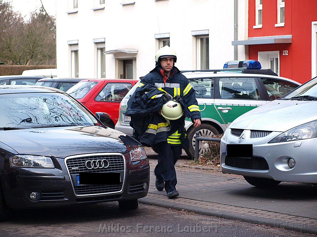 Einsatz Feuerwehr SEK Polizei Koeln Nippes Merheimerstr P111.JPG